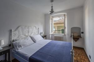 A bed or beds in a room at Beachfront, seaview and terrace - Portofino Gulf