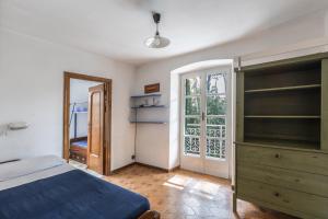 A bed or beds in a room at Beachfront, seaview and terrace - Portofino Gulf