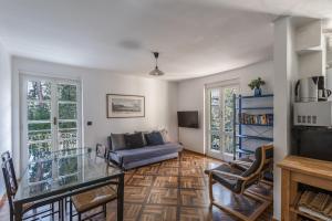 A television and/or entertainment centre at Beachfront, seaview and terrace - Portofino Gulf