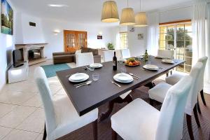 Posezení v ubytování Villa Coelha - Table tennis and Pool Table