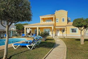 Bazén v ubytování Villa Coelha - Table tennis and Pool Table nebo v jeho okolí