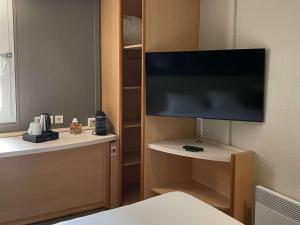 TV a/nebo společenská místnost v ubytování Hotel ibis Narbonne