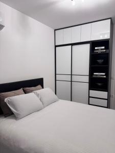 Giường trong phòng chung tại Ponte Nuovo De Luxe Apartment +11 ảnh