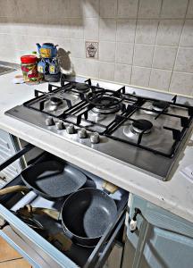 切法卢Cefalù Bella的炉灶上有很多锅碗瓢盆