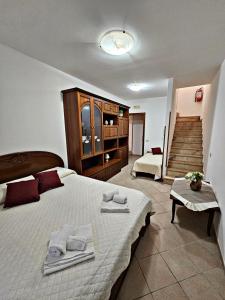 切法卢Cefalù Bella的卧室里有一张大床，床上铺着毛巾。