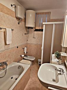 切法卢Cefalù Bella的带水槽和马桶的浴室