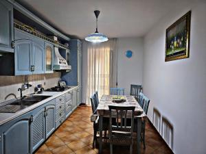 切法卢Cefalù Bella的带桌椅的厨房和餐厅