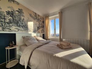 En eller flere senge i et værelse på 50m2 vue sur le château