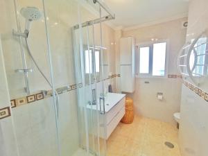 Kúpeľňa v ubytovaní Carabeo Seaview Apartment Rocamar