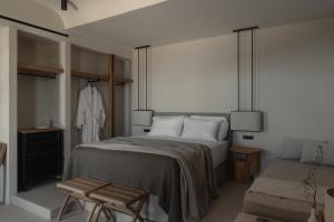 Postel nebo postele na pokoji v ubytování Stamna Sifnos a member of Design Hotels