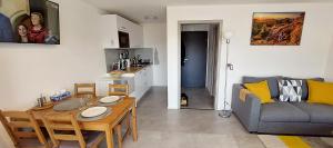 Kuchyň nebo kuchyňský kout v ubytování Apartmán Na kraji lesa