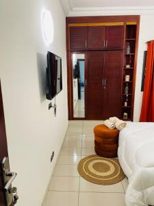 Μια τηλεόραση ή/και κέντρο ψυχαγωγίας στο Appart F3 haut standing Riviera