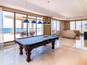 Biliár nebo kulečník v ubytování Pullman Resort Al Marjan Island