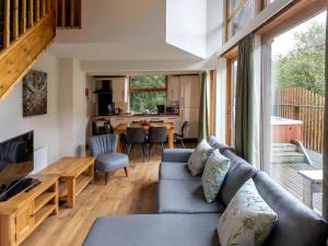 Ruang duduk di Deerpark Cabins, Cornwall - Forest Holidays