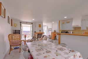 une cuisine et une salle à manger avec une table et des chaises dans l'établissement Maison Sur le Causse Corrézien, à Saint-Cernin-de-Larche 12 autres photos
