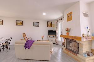 un salon avec un canapé et une cheminée dans l'établissement Maison Sur le Causse Corrézien, à Saint-Cernin-de-Larche