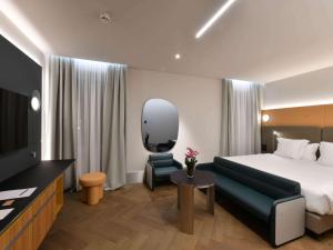 Кровать или кровати в номере Palazzo Tirso MGallery Cagliari