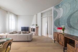 パドヴァにあるLiberty Lux House - Padovaのソファとテーブルのあるリビングルーム