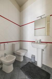 パドヴァにあるLiberty Lux House - Padovaの洗面台とトイレを備えた白いバスルーム +39枚の写真