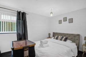 Postel nebo postele na pokoji v ubytování Sleek Stay with Parking - Great for NEC & HS2 Travelers