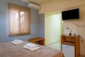 Een bed of bedden in een kamer bij Areti Suites