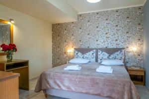 Een bed of bedden in een kamer bij Areti Suites