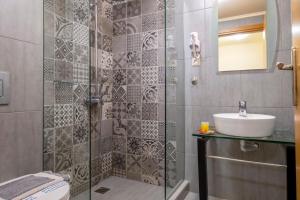 Een badkamer bij Areti Suites