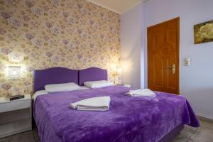 Een bed of bedden in een kamer bij Areti Suites