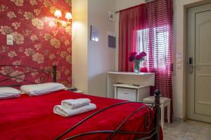 Een bed of bedden in een kamer bij Areti Suites