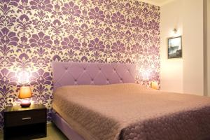 Een bed of bedden in een kamer bij Areti Suites