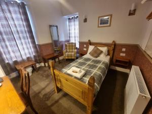 Postel nebo postele na pokoji v ubytování Roy Bridge Hotel