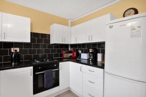 Kuchyň nebo kuchyňský kout v ubytování Sleek Stay with Parking - Great for NEC & HS2 Travelers