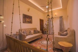 A seating area at Yashodhara Grove, Bagepalli Még 30 kép