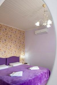 Een bed of bedden in een kamer bij Areti Suites