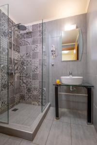 Een badkamer bij Areti Suites