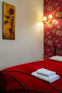 Een bed of bedden in een kamer bij Areti Suites