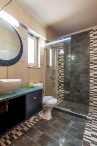 Een badkamer bij Areti Suites