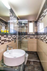 Een badkamer bij Areti Suites