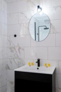 Een badkamer bij Areti Suites