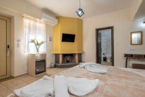 Een bed of bedden in een kamer bij Areti Suites