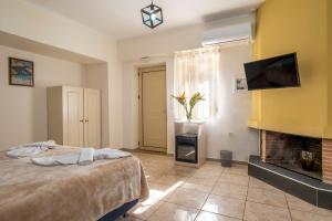 Een bed of bedden in een kamer bij Areti Suites