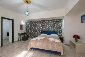 Een bed of bedden in een kamer bij Areti Suites