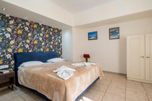 Een bed of bedden in een kamer bij Areti Suites