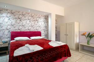 Een bed of bedden in een kamer bij Areti Suites