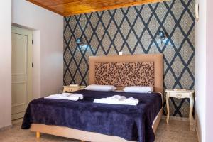 Een bed of bedden in een kamer bij Areti Suites