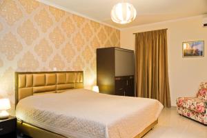 Een bed of bedden in een kamer bij Areti Suites
