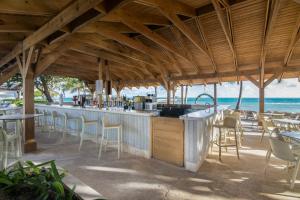 プンタ・カナにあるImpressive Punta Cana - All Inclusiveの屋外バー(椅子、テーブル付)