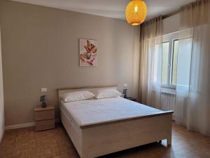 a bedroom with a bed and a window at Ferienhaus Picobello in Zentrum von Marano Lagunare in Marano Lagunare