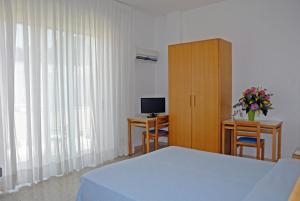 Televiisor ja/või meelelahutuskeskus majutusasutuses Albergo La Sirenella