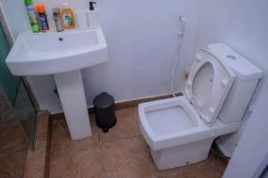 Ένα μπάνιο στο Bamgbose Apartments - Sleeps 2 - Parking - Balcony +4 φωτογραφίες